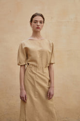 Robe midi minimaliste en lin à manches bouffantes et fente latérale pour une élégance intemporelle par temps chaud